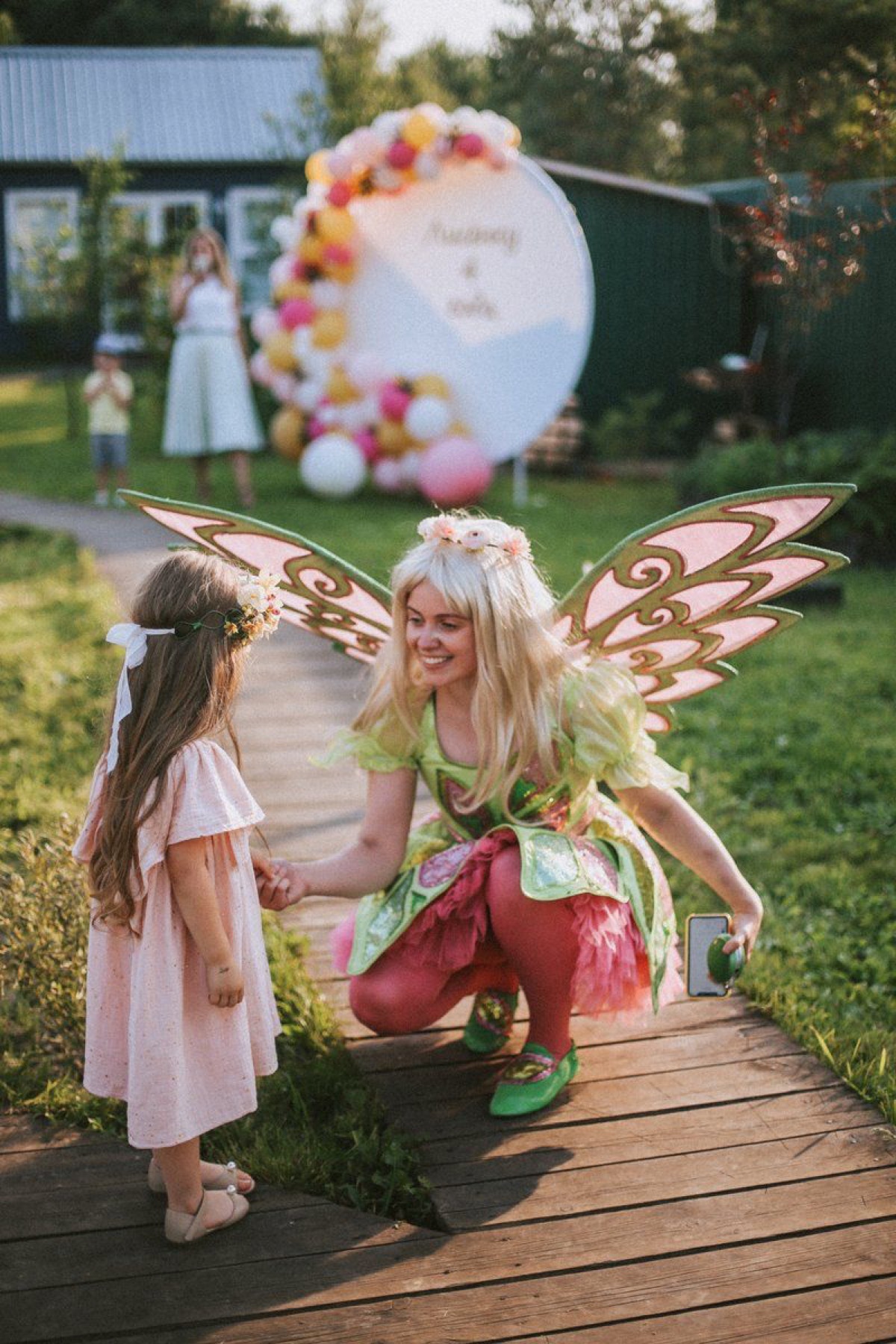 Радость — фея и ребёнок на празднике